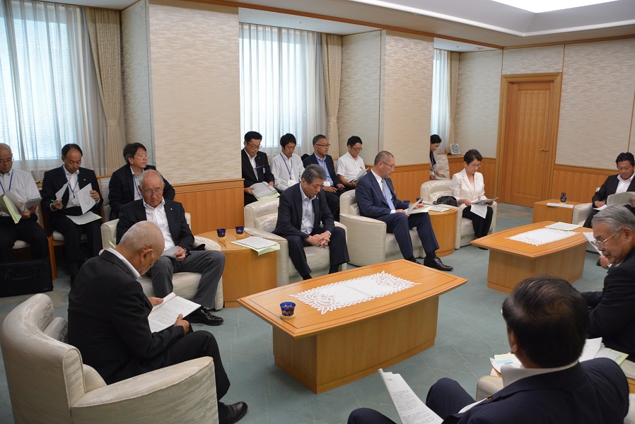県庁に集まる市町村長と関係者