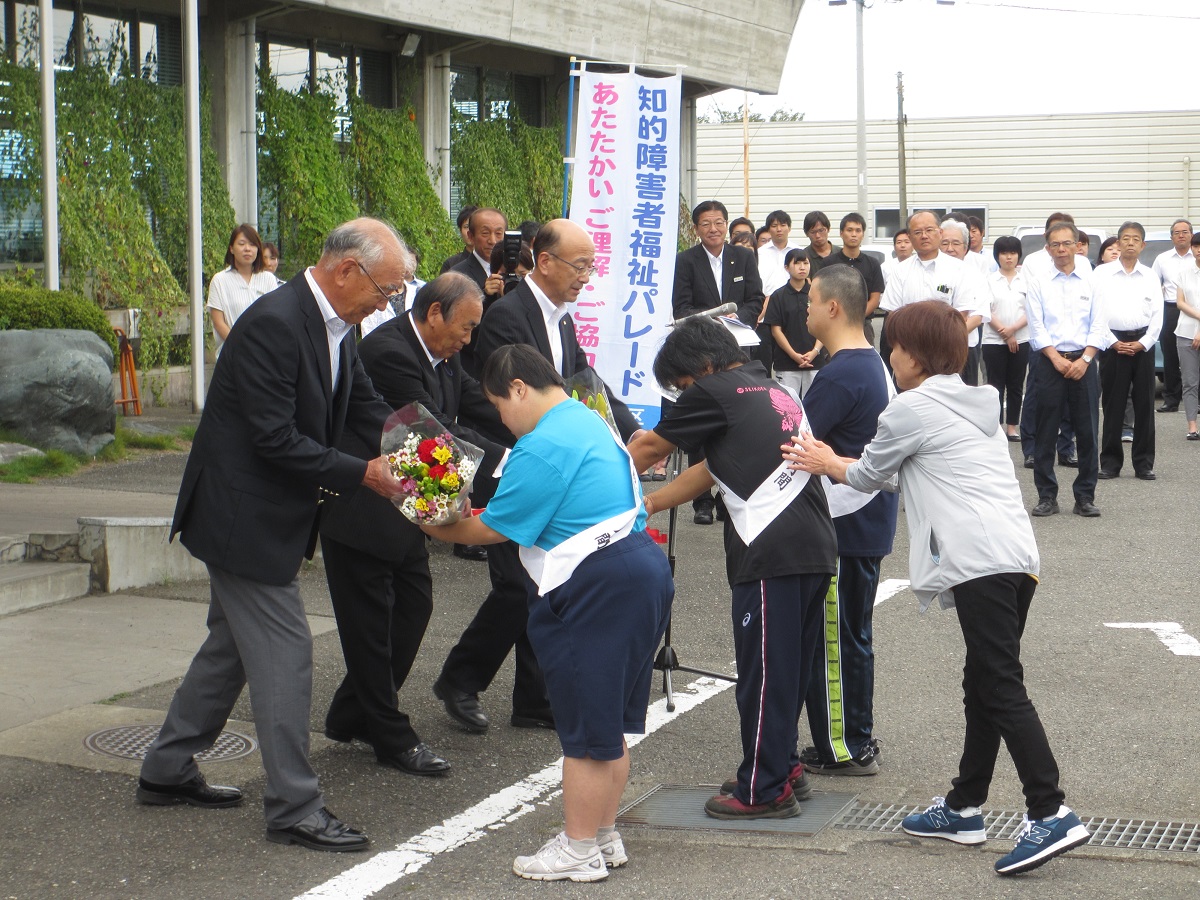 メッセージと花束が贈呈されました