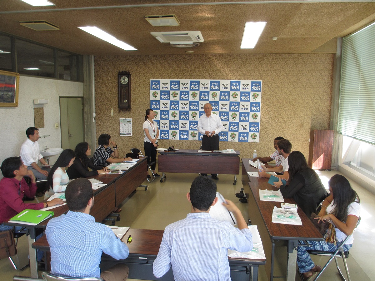 町の事業を説明する茂原町長