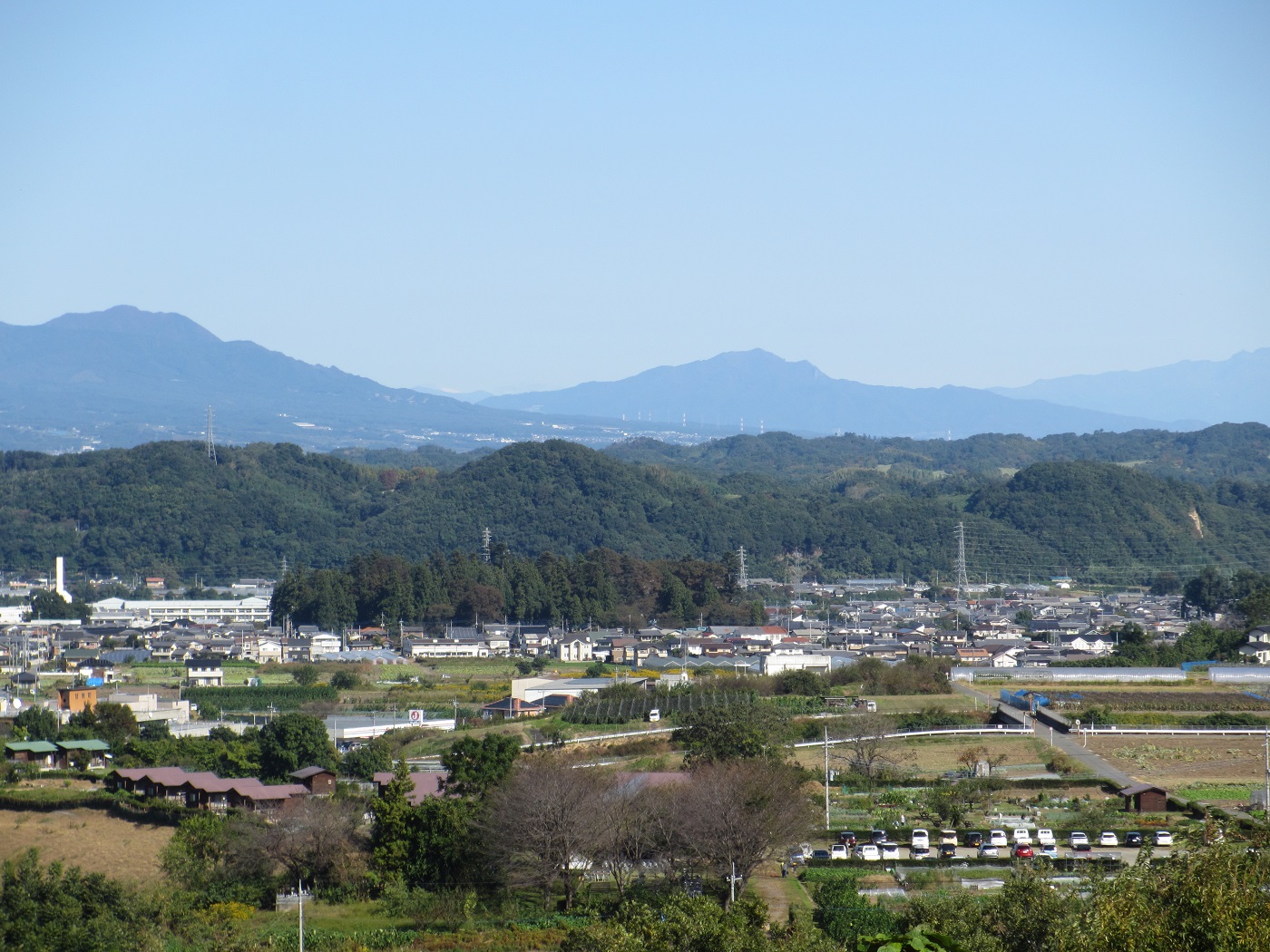 手前が農園、遠くに榛名山と子持山が見えます