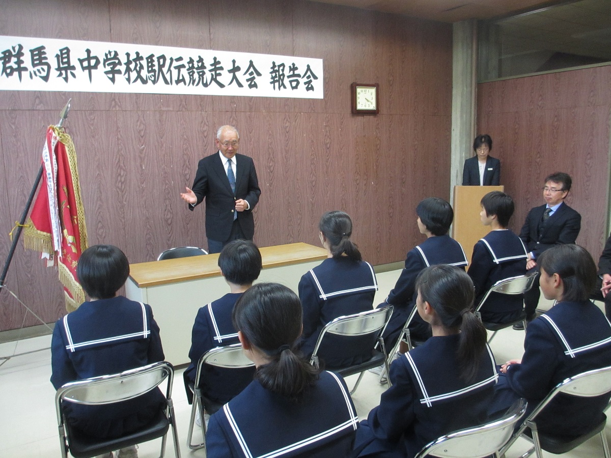 選手を激励する茂原町長