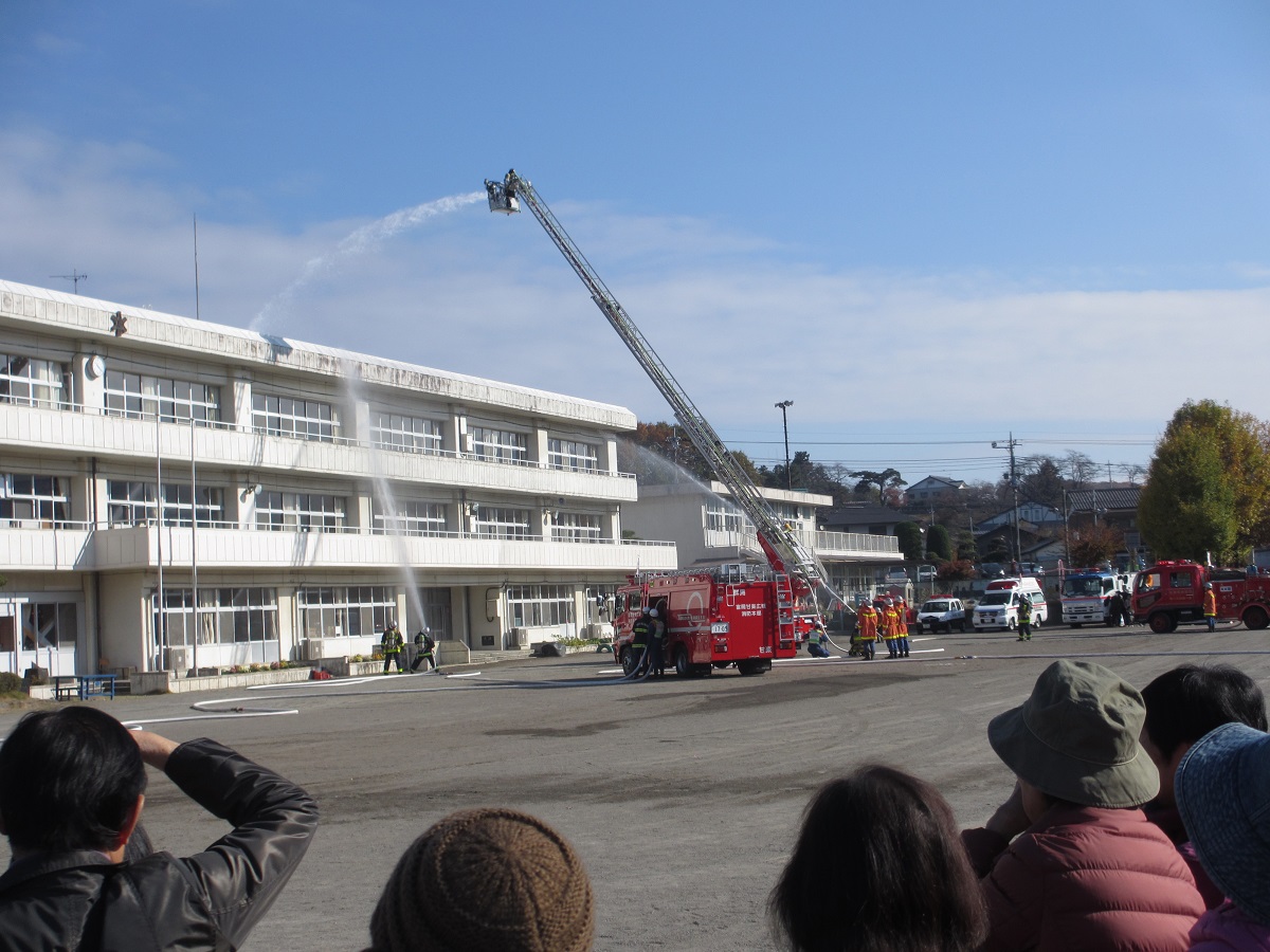 「はしご車」による放水訓練