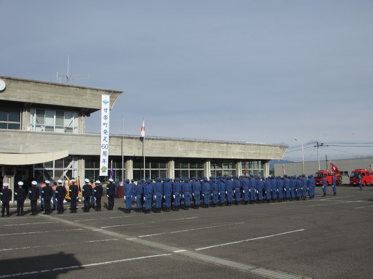 開式を前に、役場前庭に整列します