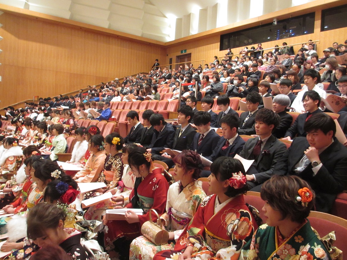 会場の皆さんで成人を祝福します