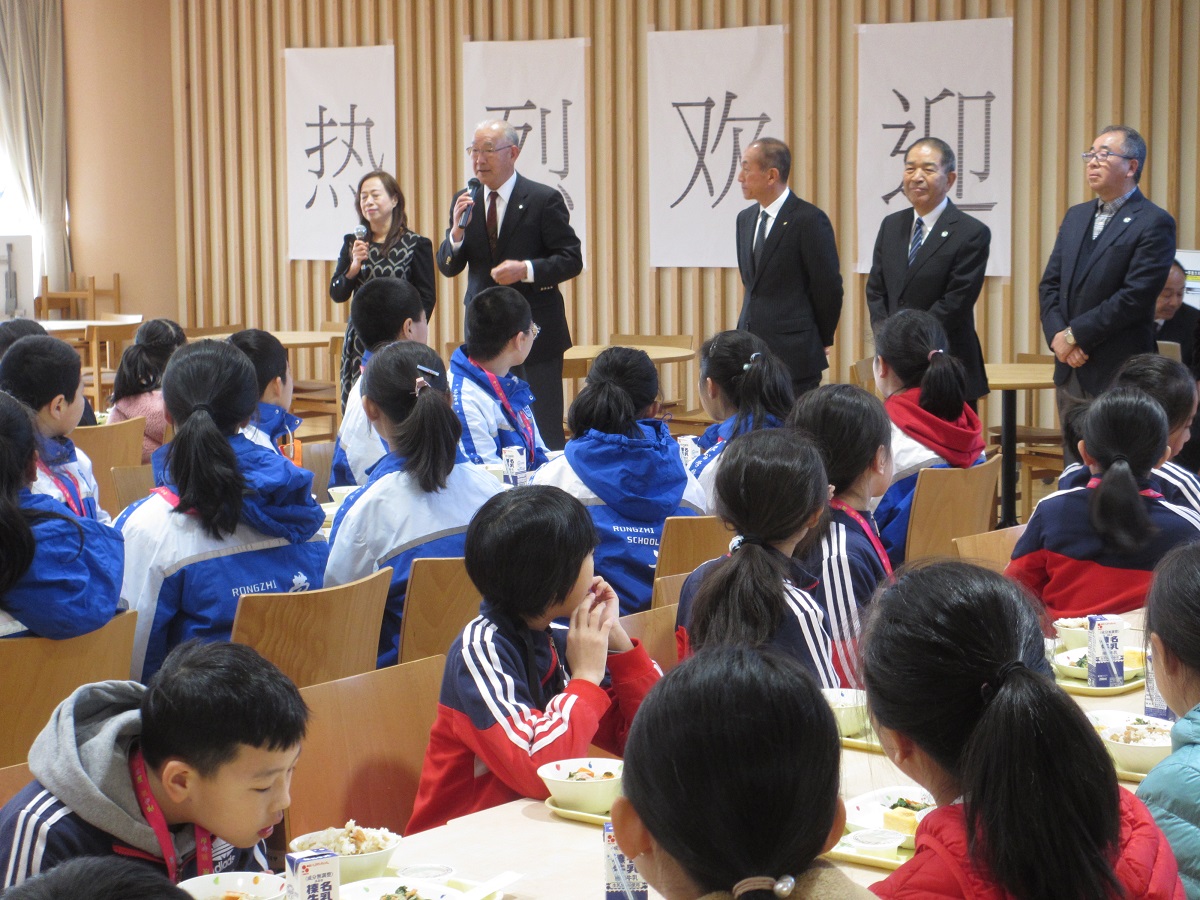 食堂棟で歓迎の挨拶を行う茂原町長