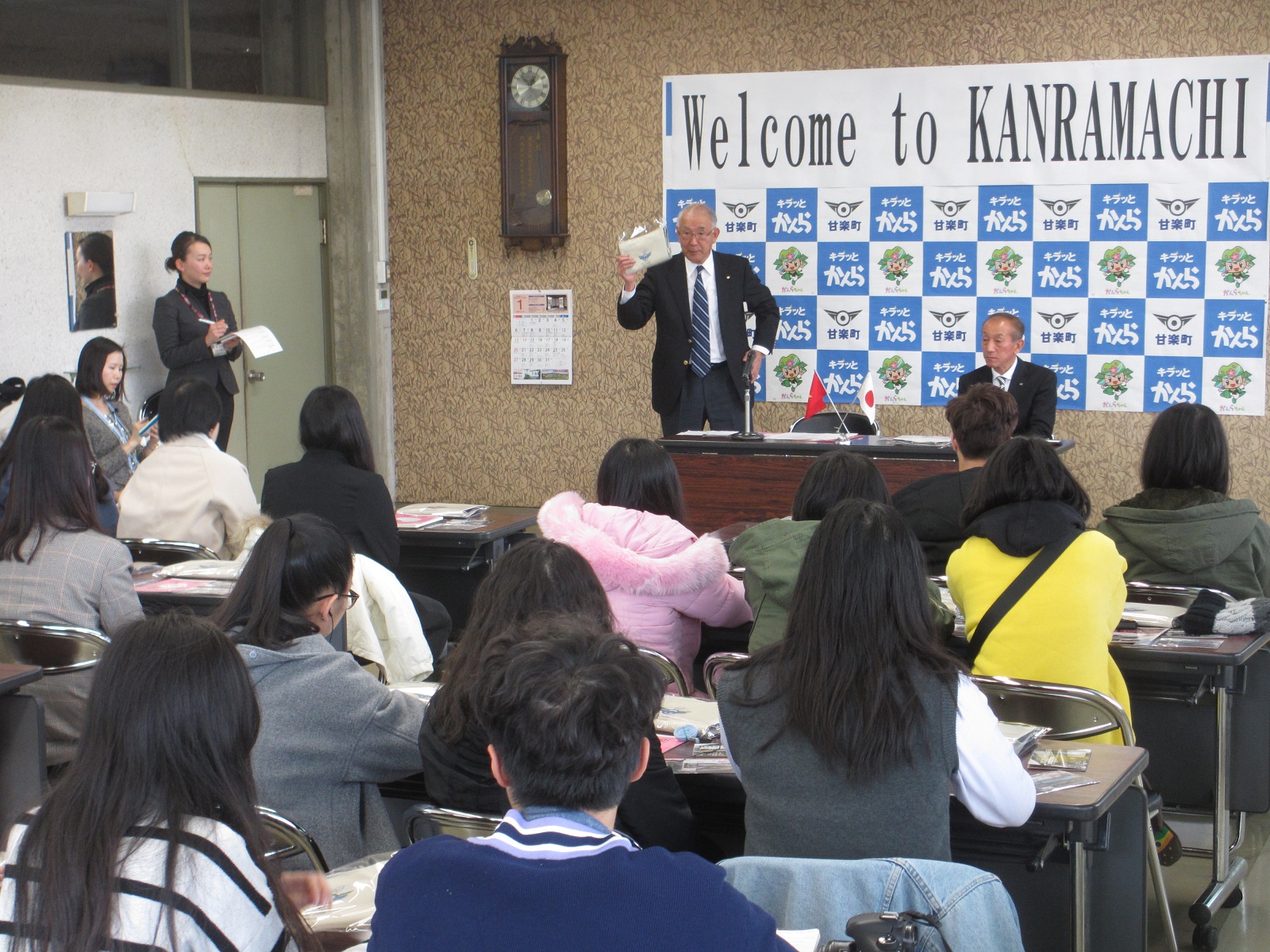 学生に説明する茂原町長