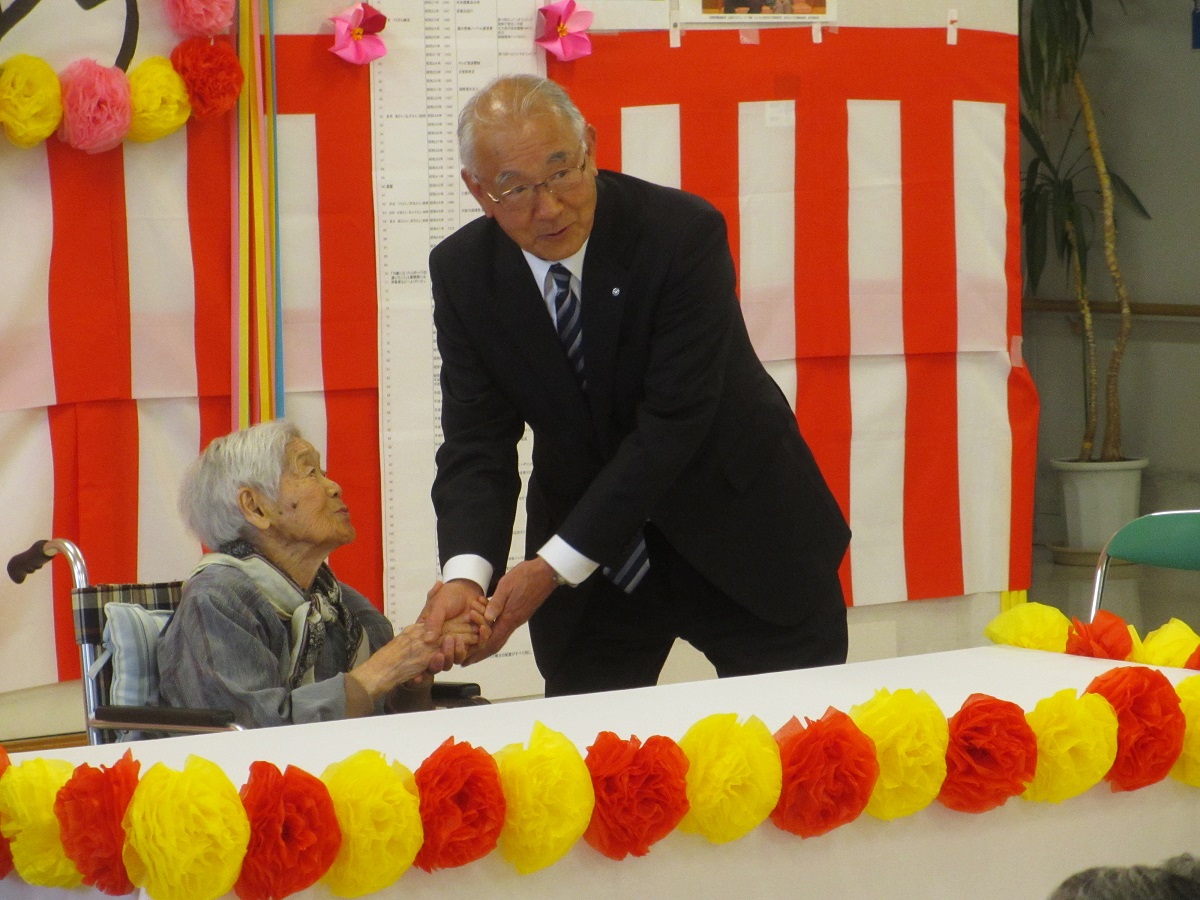 握手を交わす、けささんと茂原町長