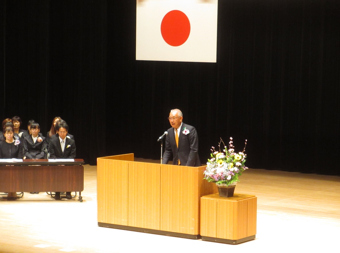 祝辞を述べる茂原町長