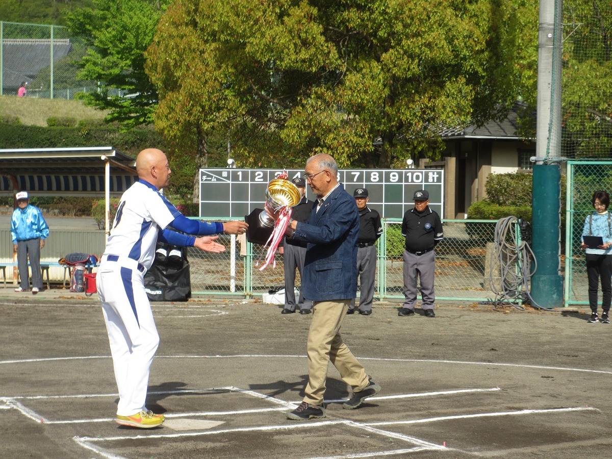 優勝杯を返還する「ジャンプスポーツマスターズ」