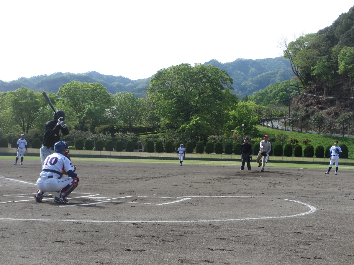 始球式を行う茂原町長