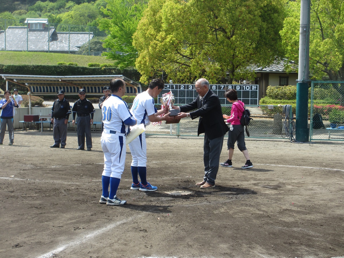 茂原町長から優勝杯が贈られます