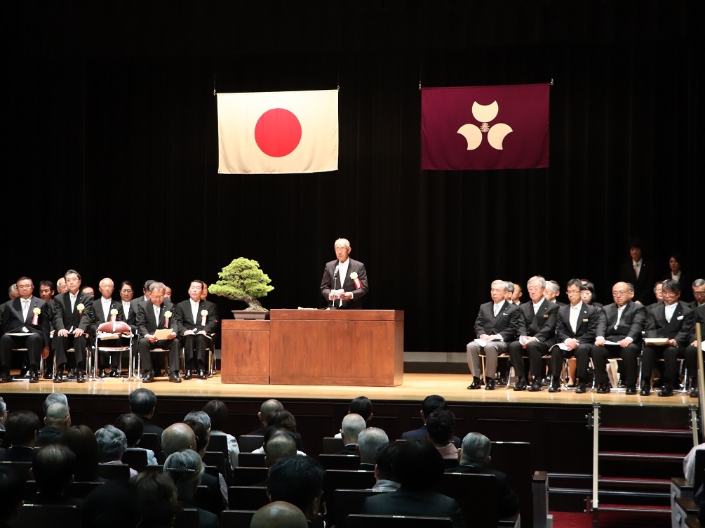 祝辞を述べる茂原町長