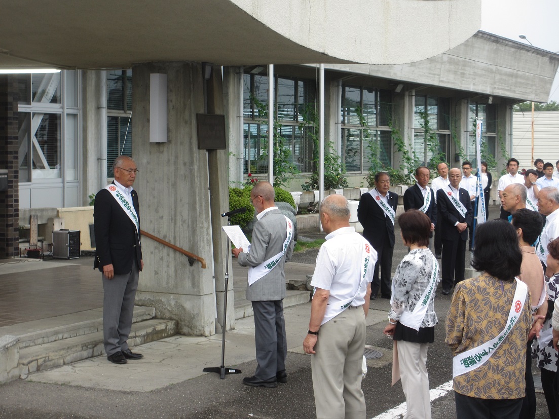 保護司の安藤さんから伝達を受ける茂原町長