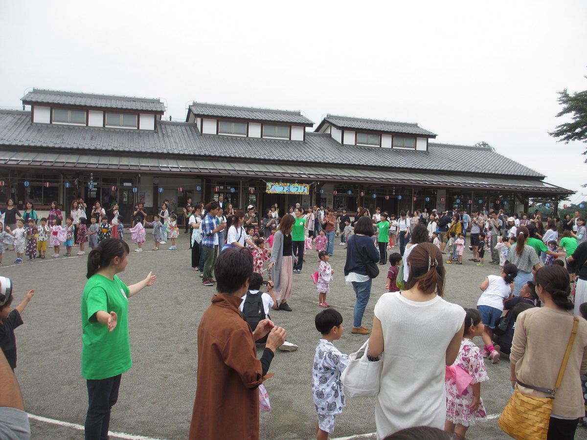 家族と一緒に「甘楽町音頭」