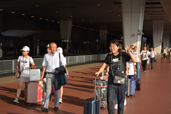 成田空港に到着した研修団