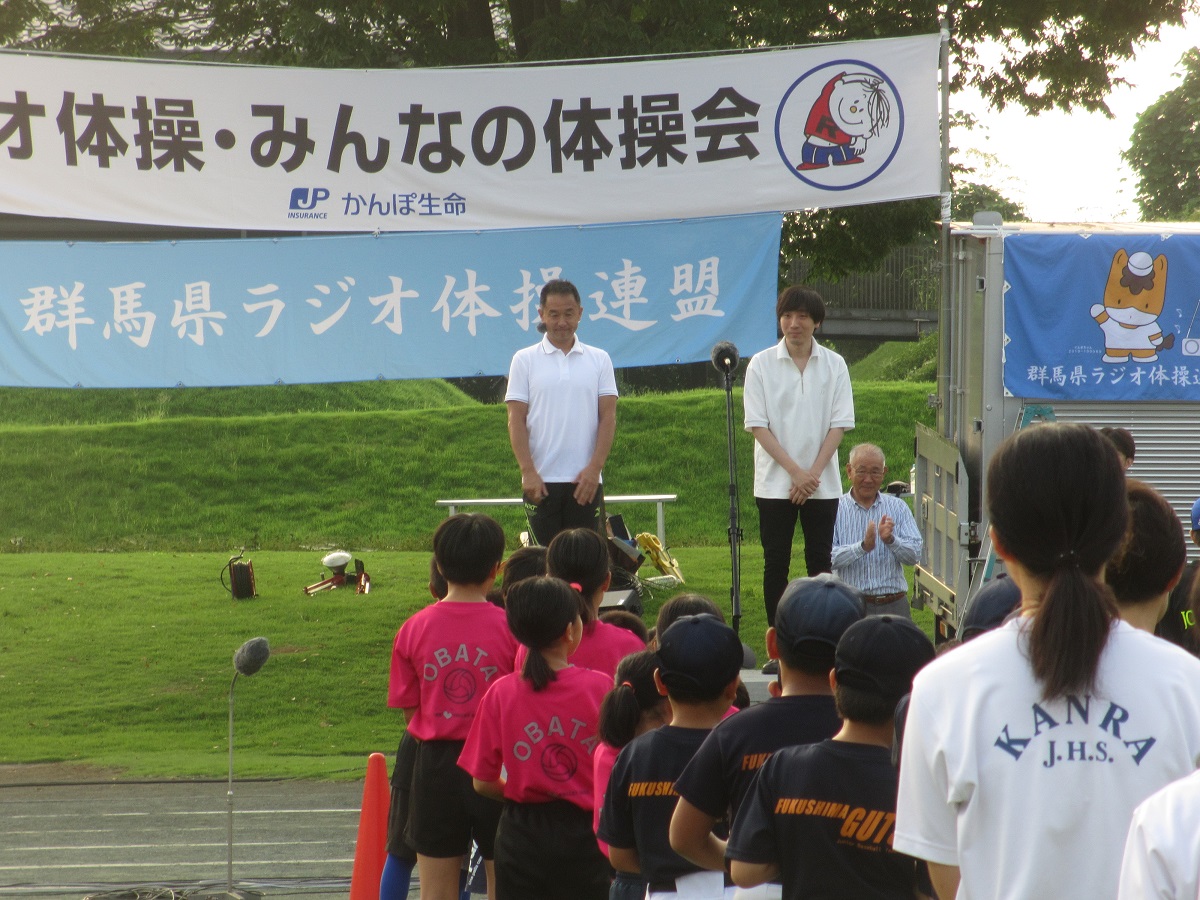 体操講師の多胡肇氏とピアノ演奏の能條貴大氏