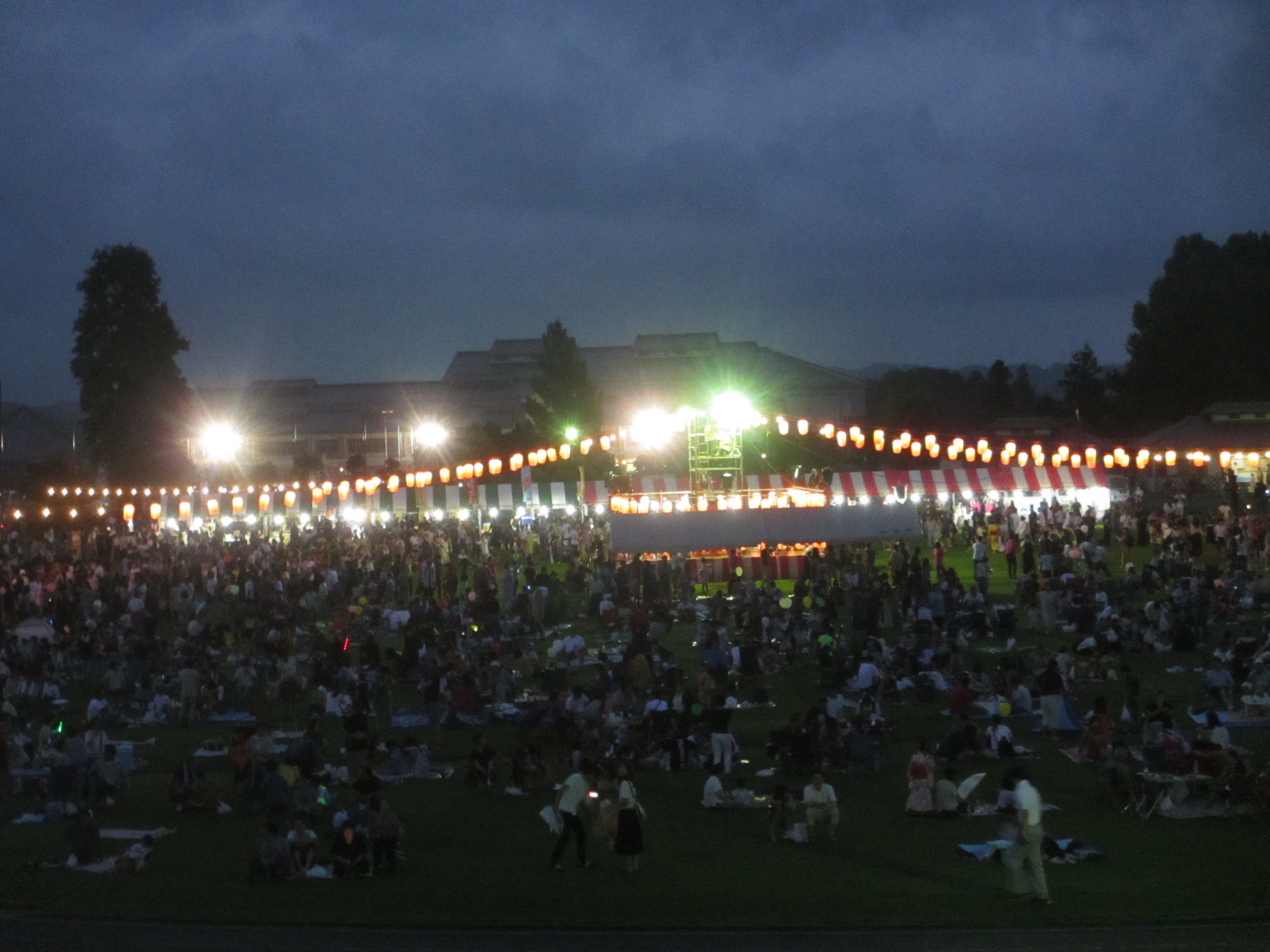 賑わうお祭り会場