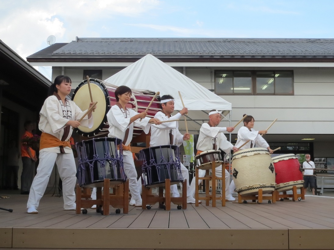 「三国太鼓」の演奏