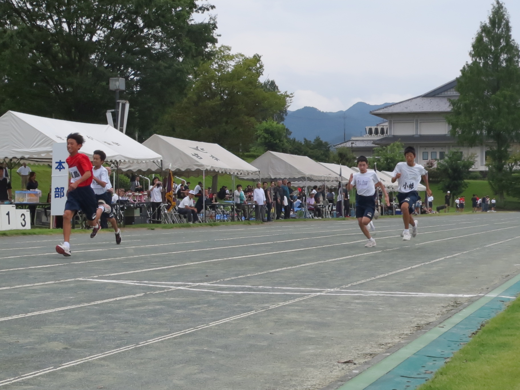 中学生男子の「力走」です