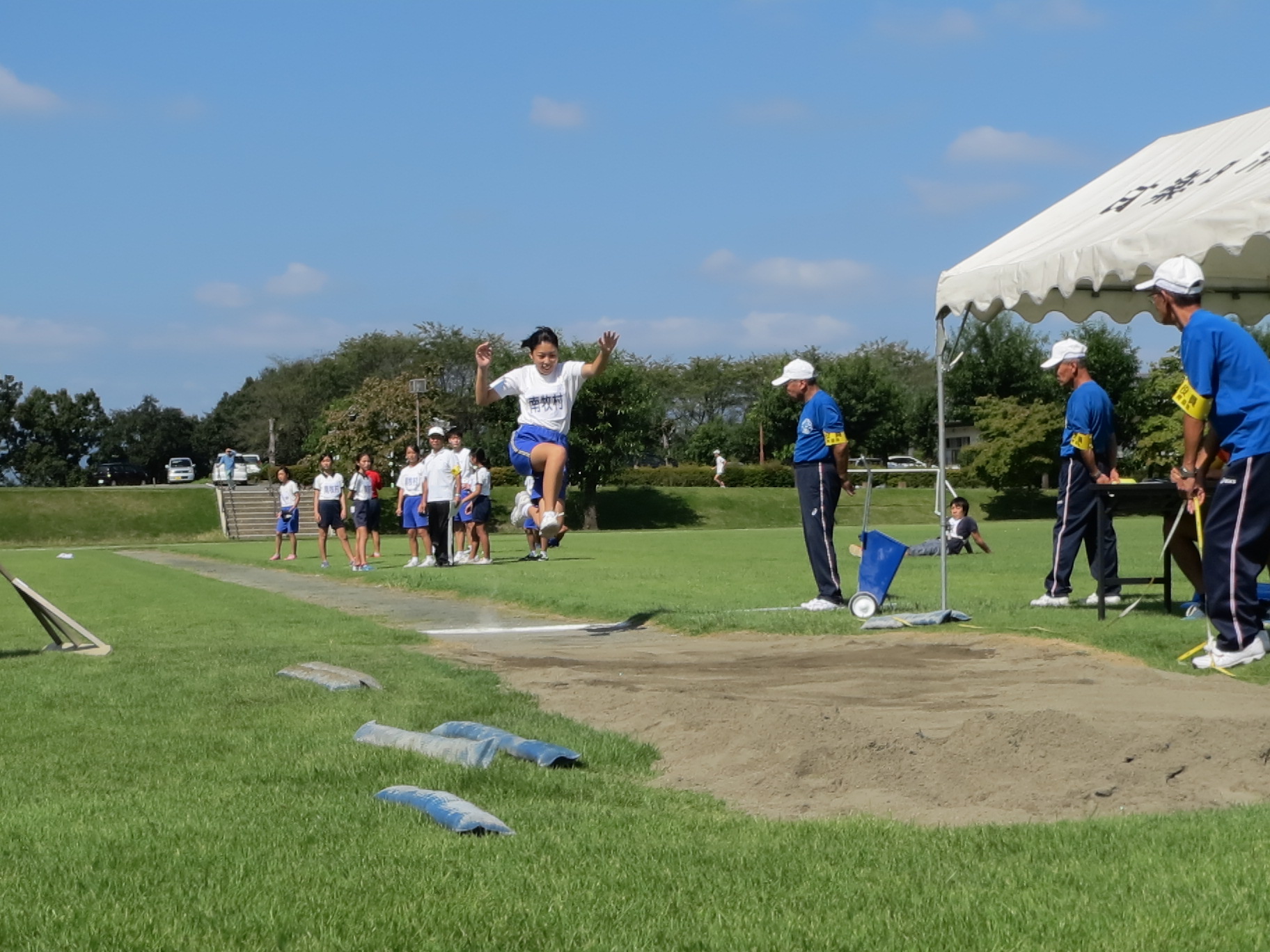 中学生の軽やかな跳躍です