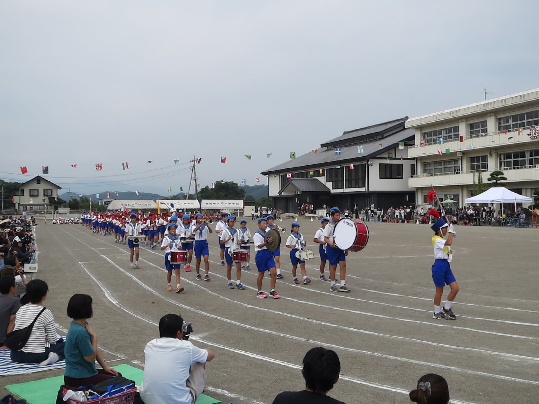 鼓笛隊、練習の成果を披露します