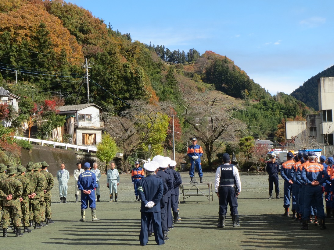 閉会式で講評を述べる茂原町長