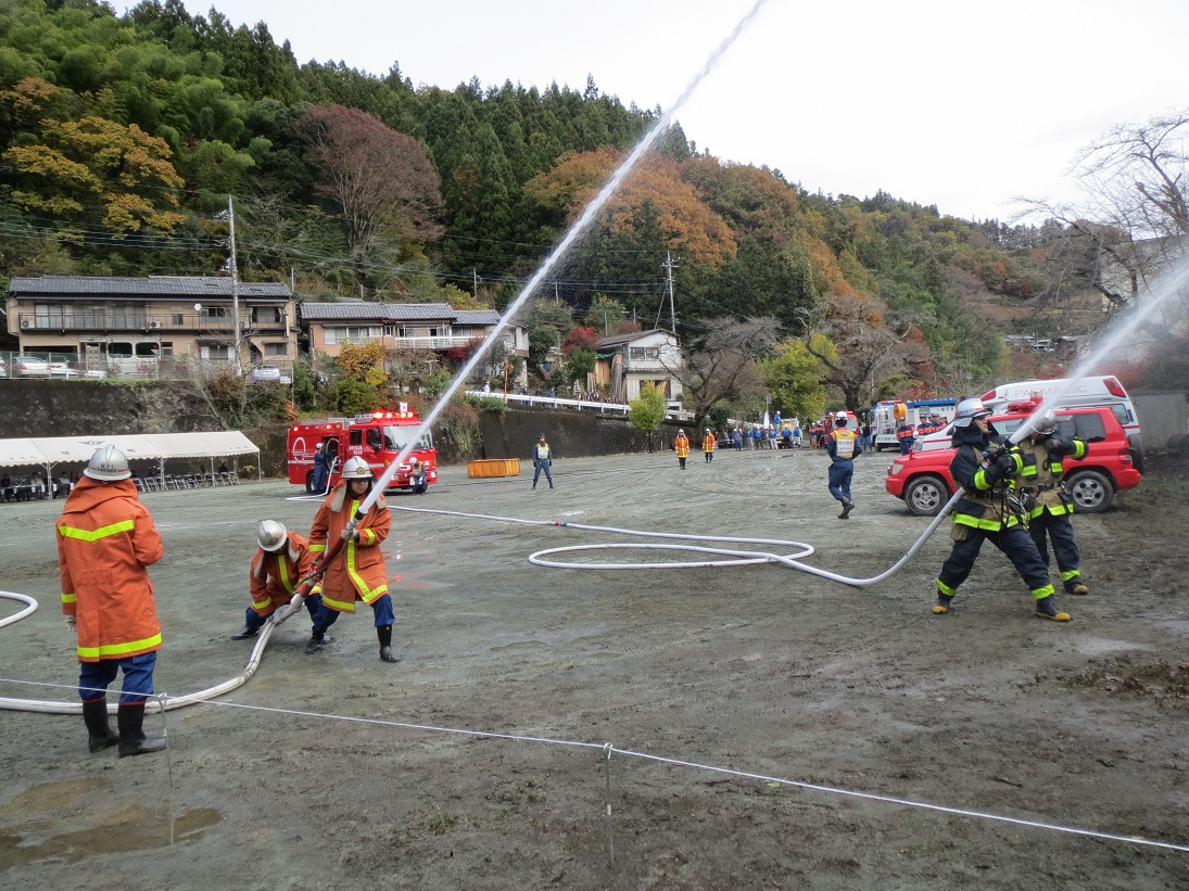 林野火災訓練、火点に向かって放水します