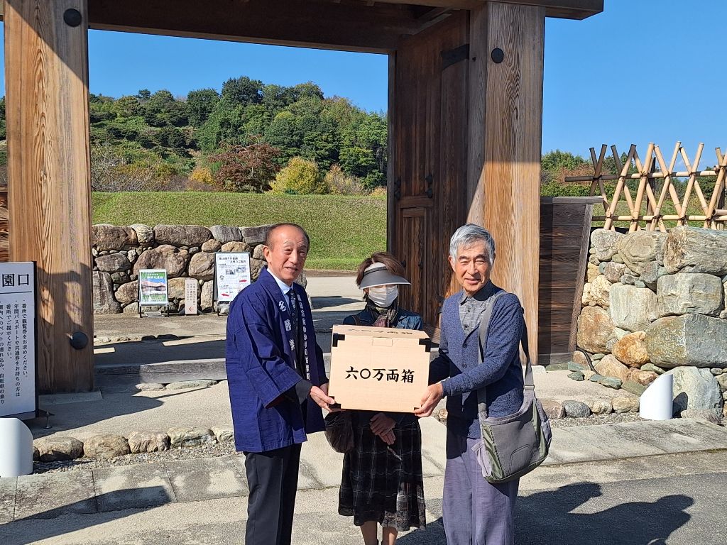 森平町長から記念品が贈呈されました