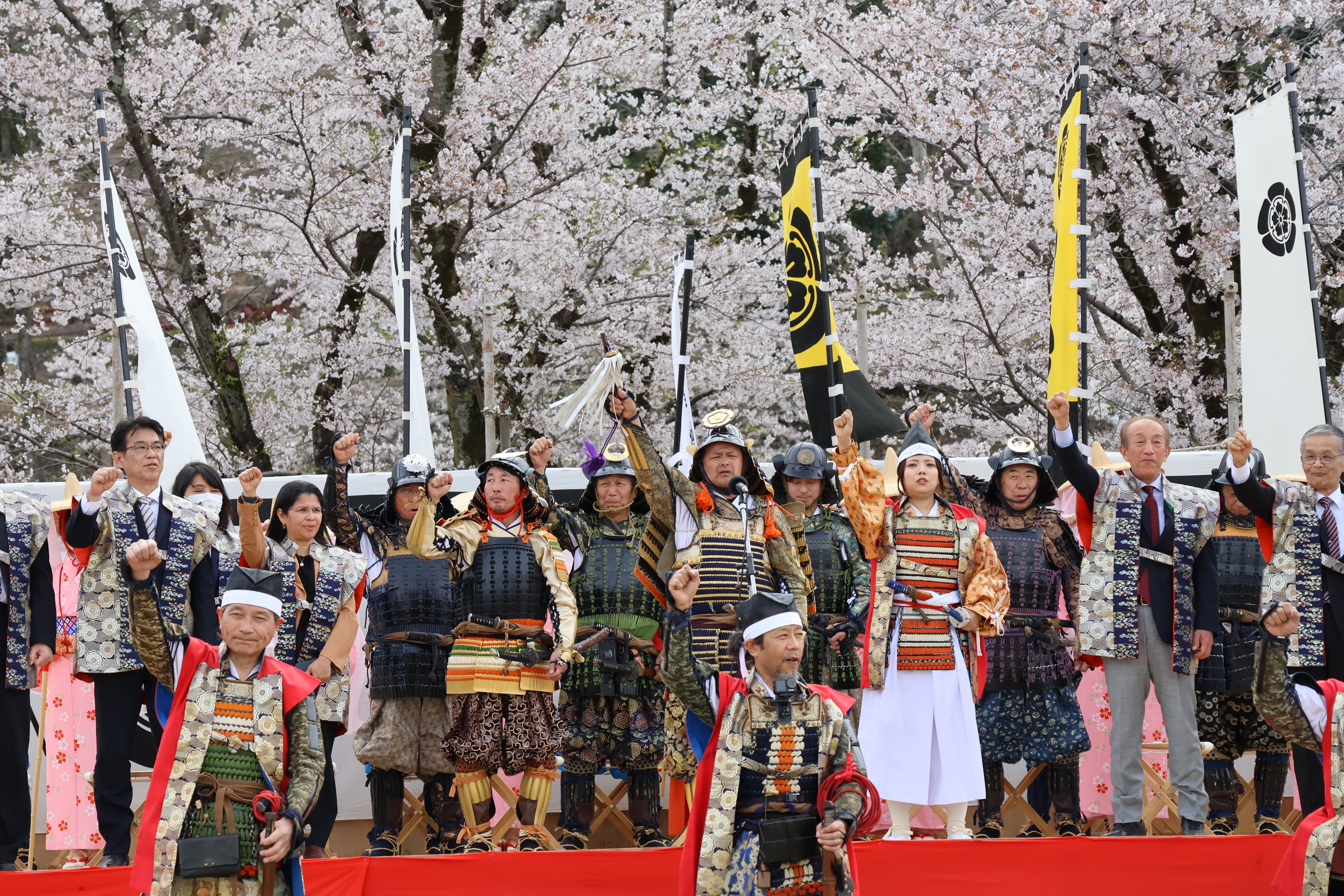 凱旋式で勝鬨（お祭り広場）