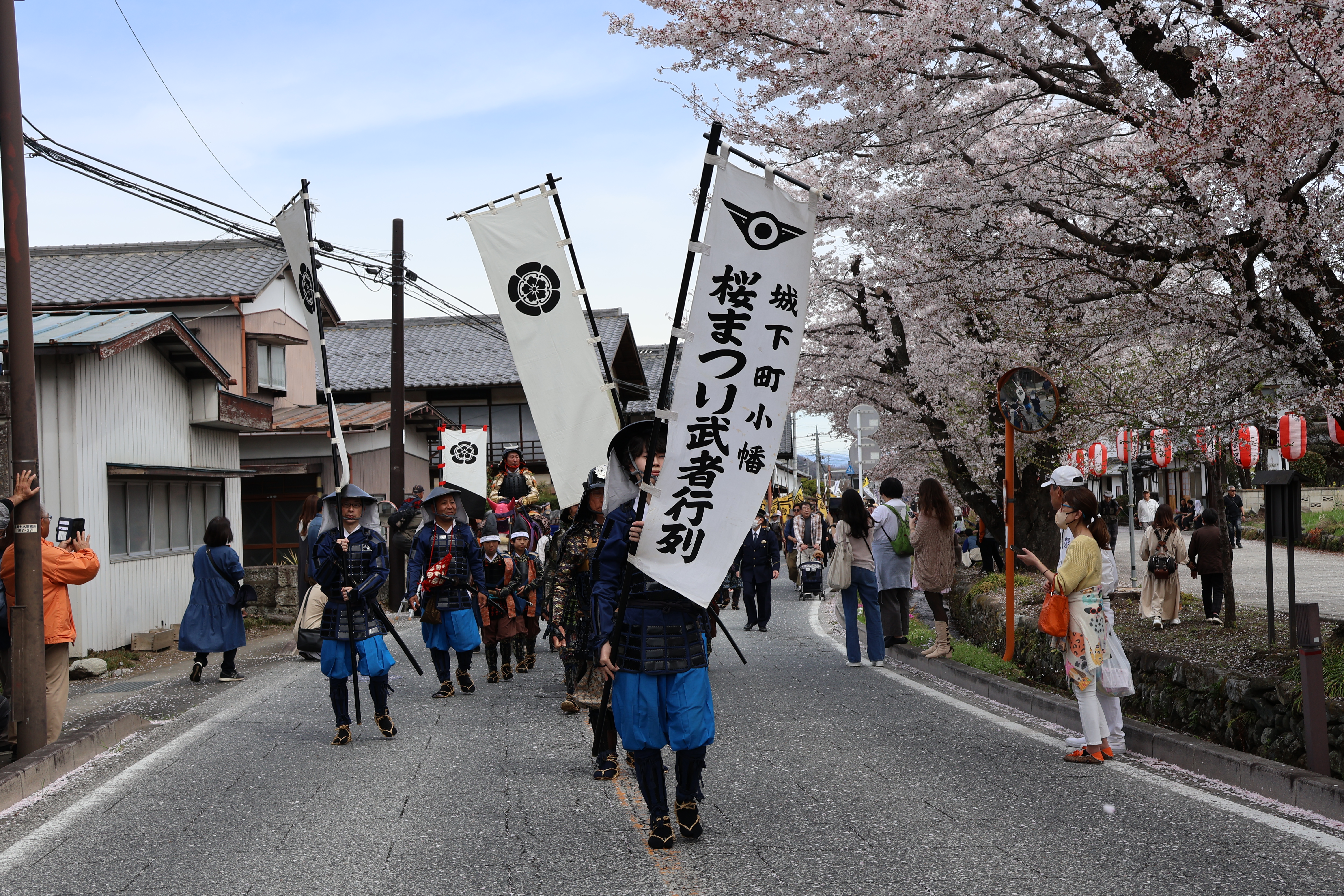 城下町を練り歩く武者行列
