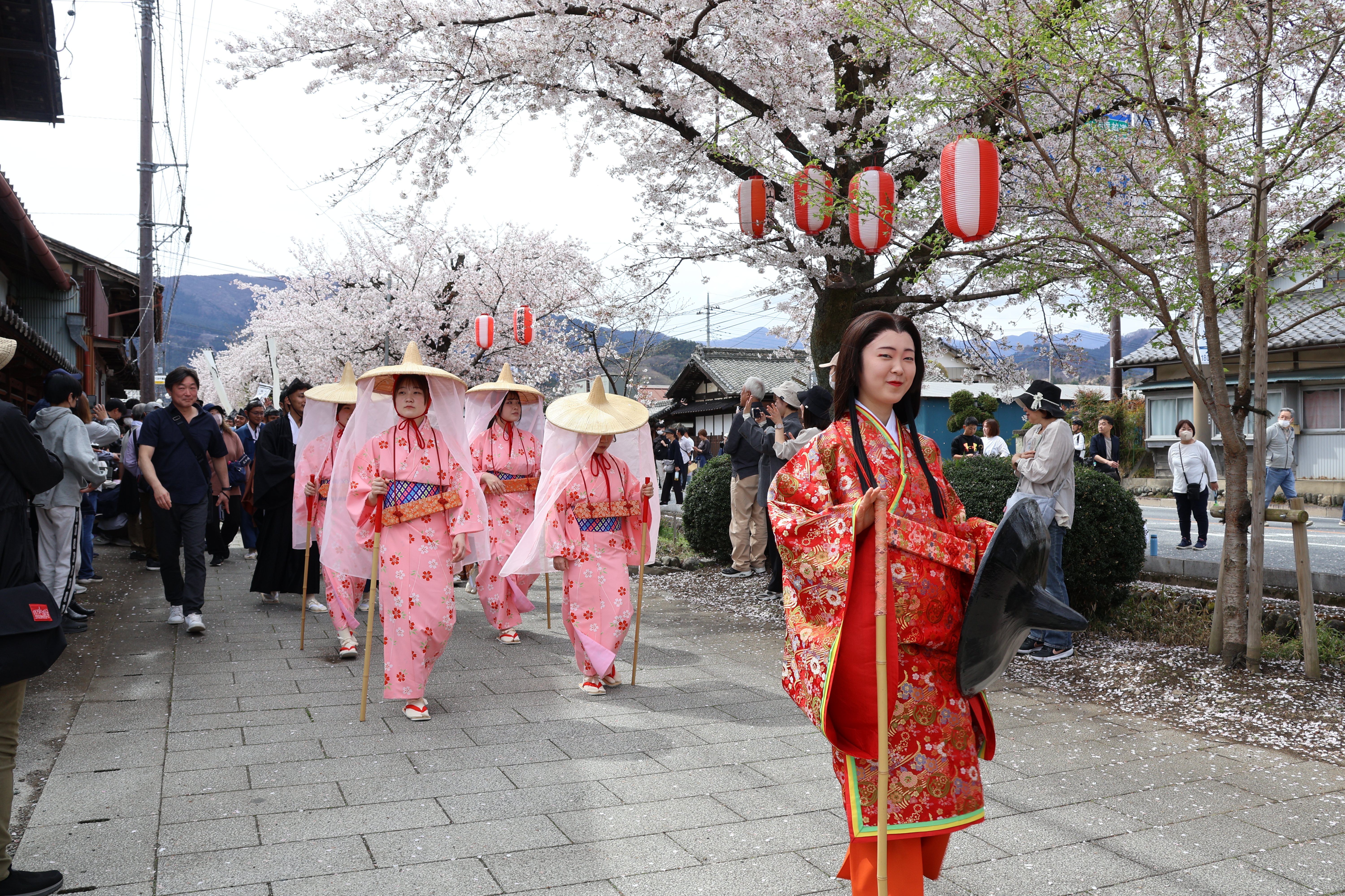 華やかな姫君と侍女