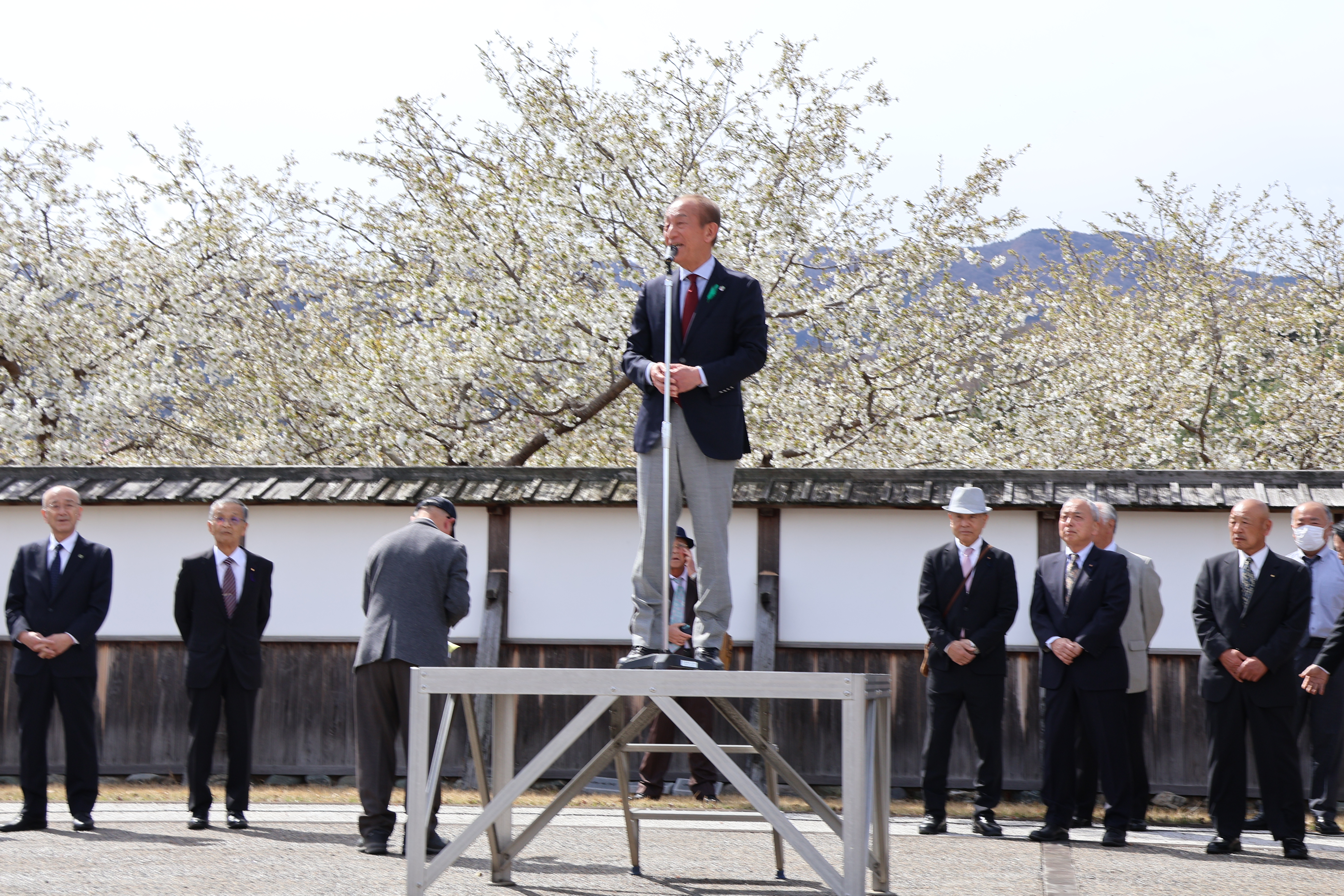 出陣式で挨拶をする森平町長（名勝楽山園）