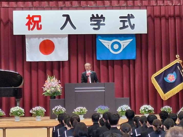 新入生に祝辞を述べる森平町長