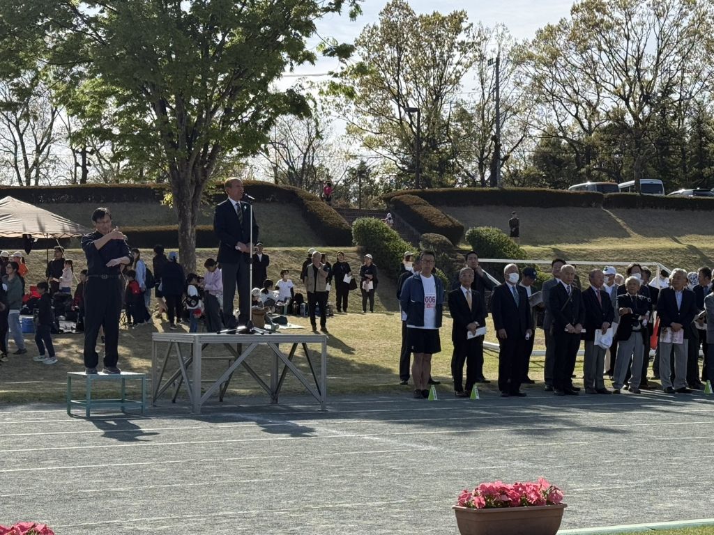 歓迎の挨拶を述べる森平町長（開会式）