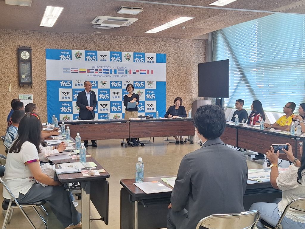 研修員に説明する森平町長