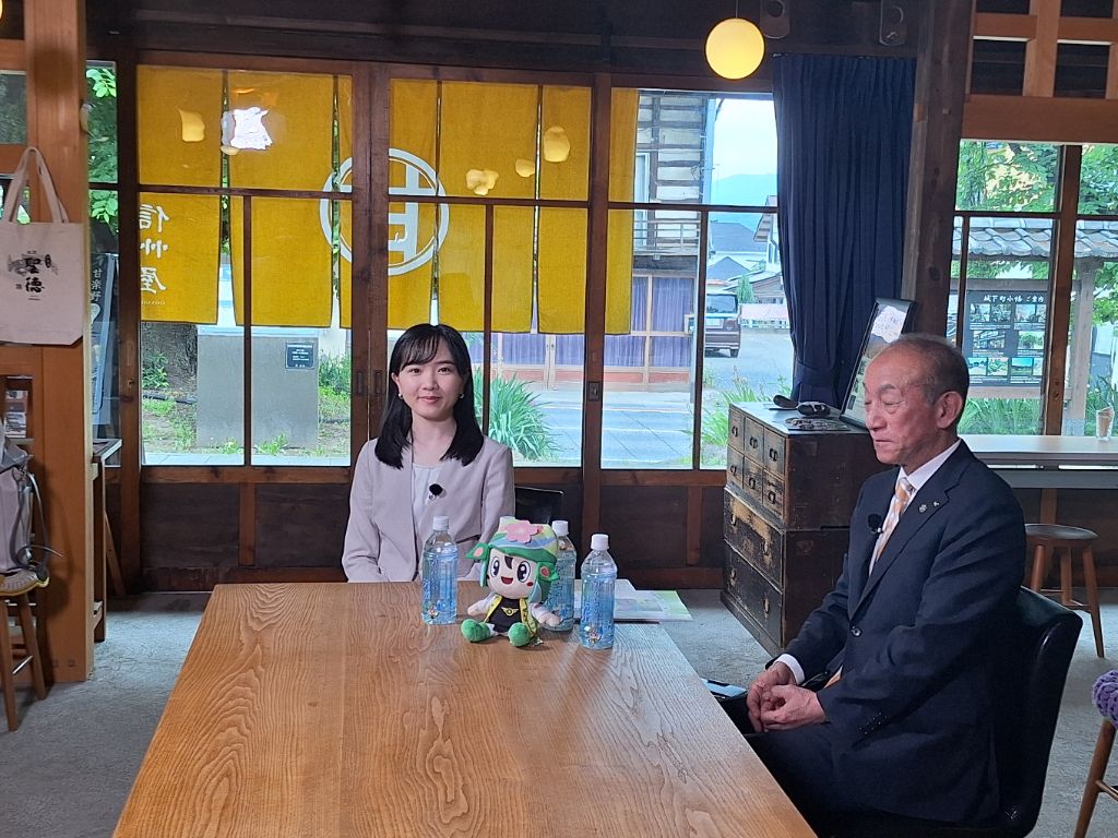 森平町長とアナウンサー