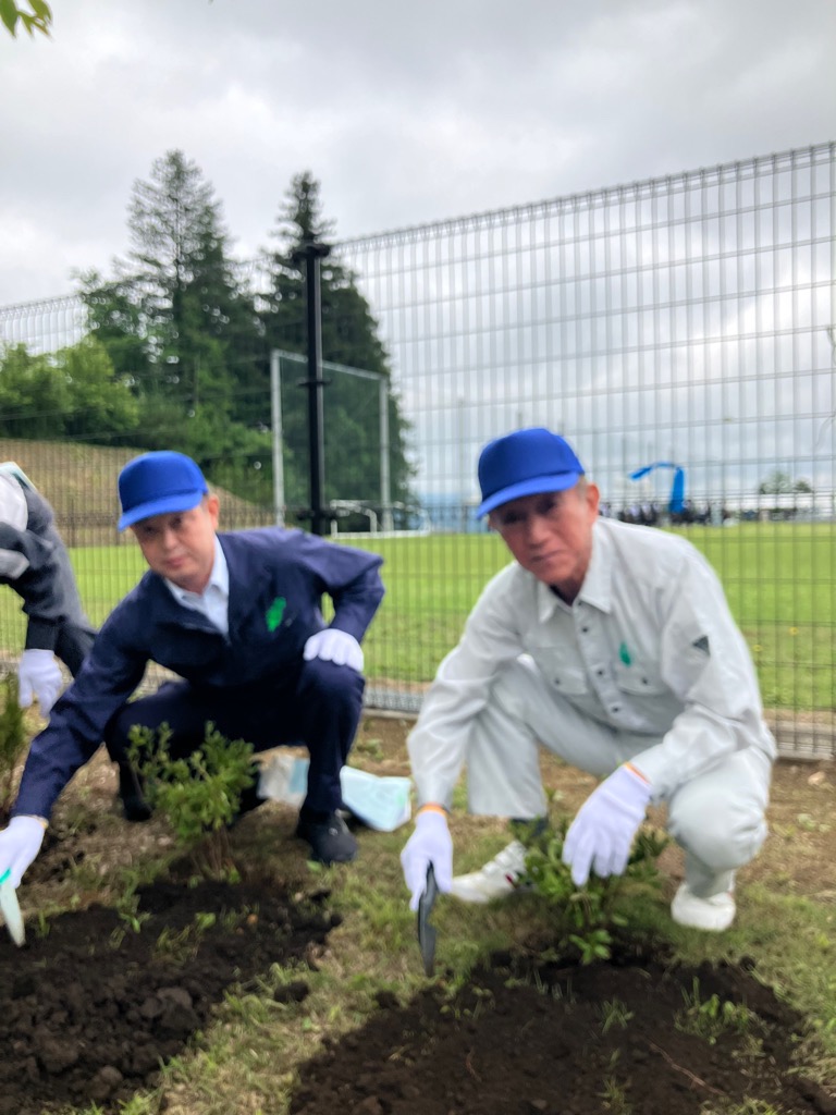 植樹する森平町長