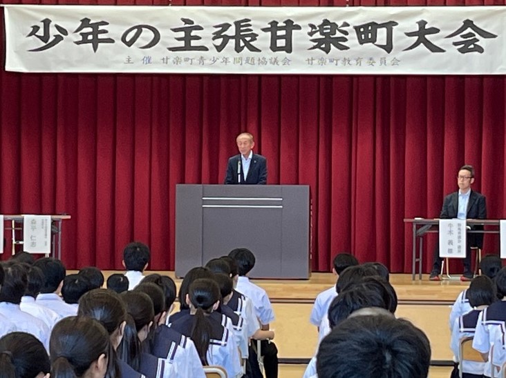 開会にあたり挨拶する森平町長