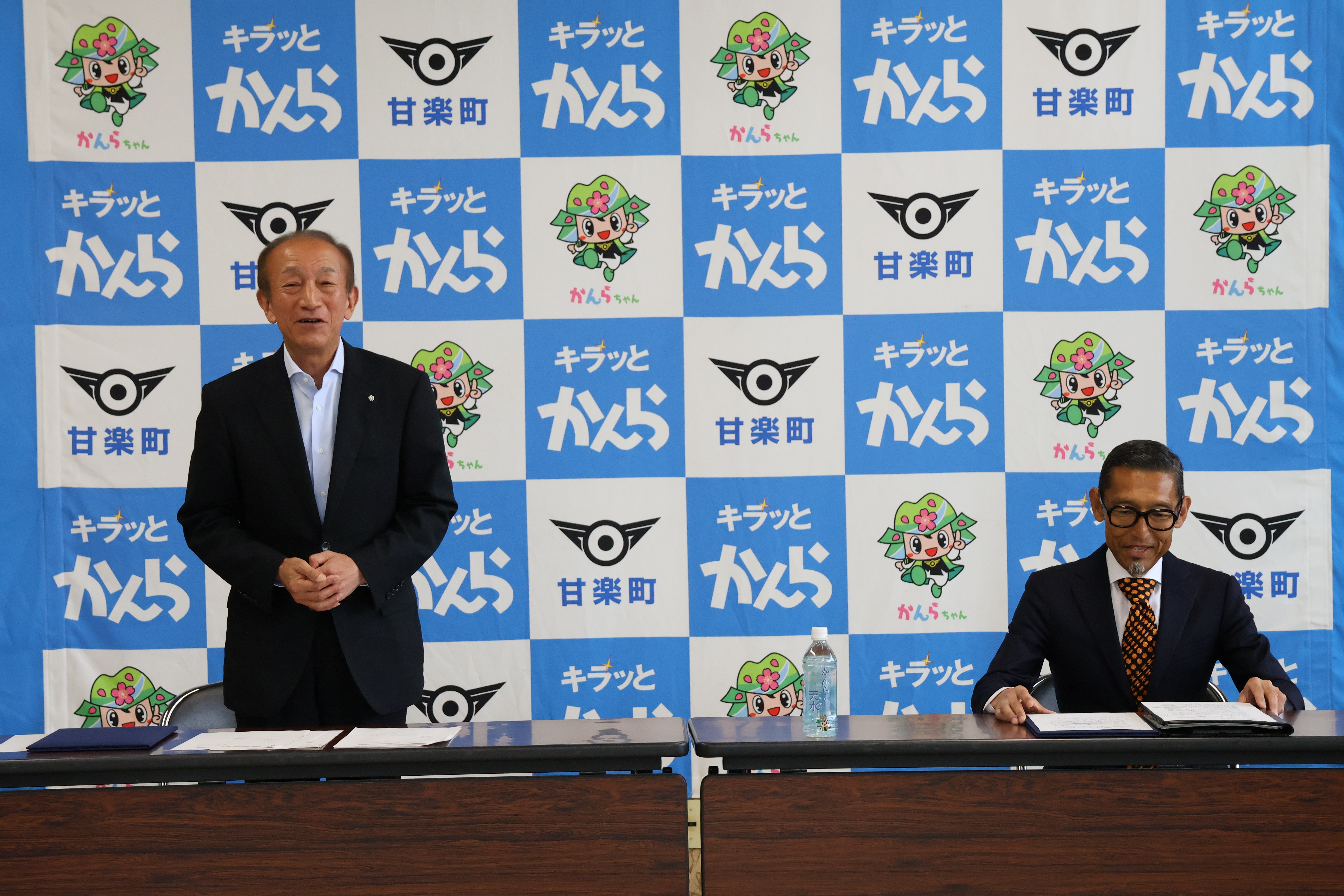 挨拶を述べる森平町長（左）
