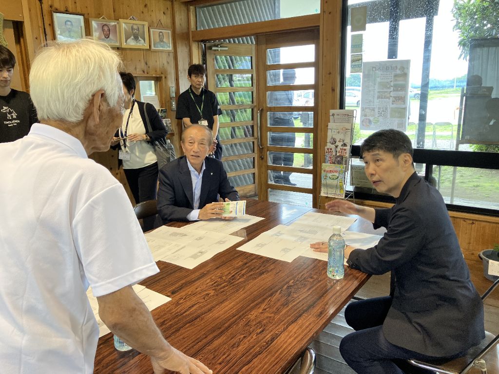 農園のクラブハウスにて農園の取り組みを説明