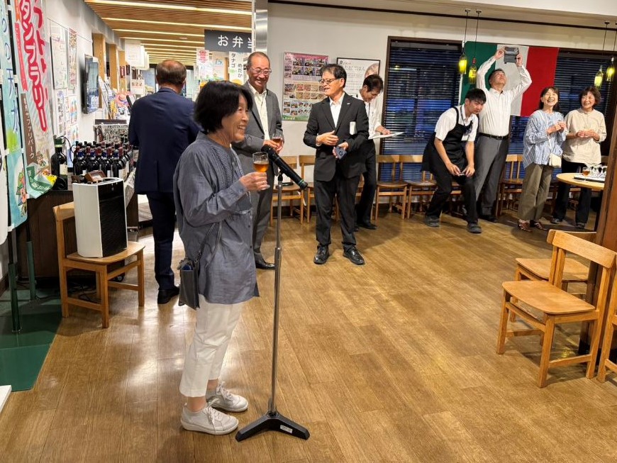 新井副理事長の音頭で乾杯!サルーテ!!