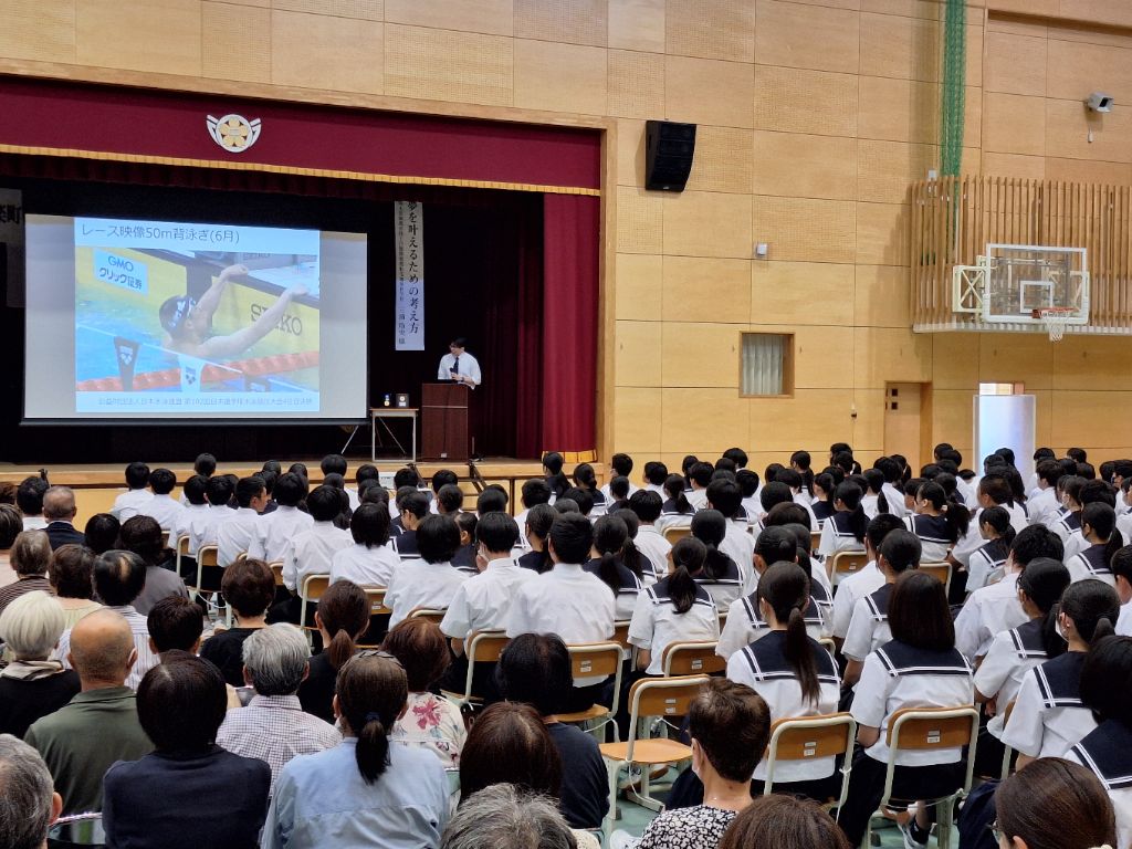 在校生の皆さんが熱心に聞き入りました