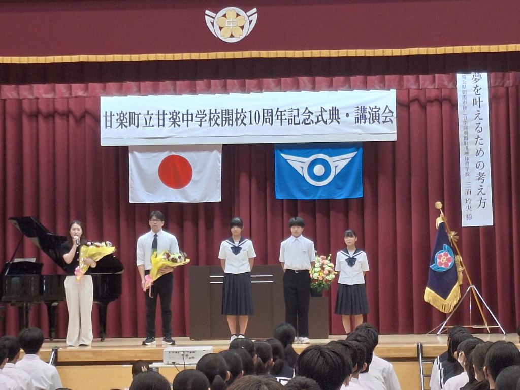スライド作成者森田さんと三浦さんへ生徒より花束贈呈