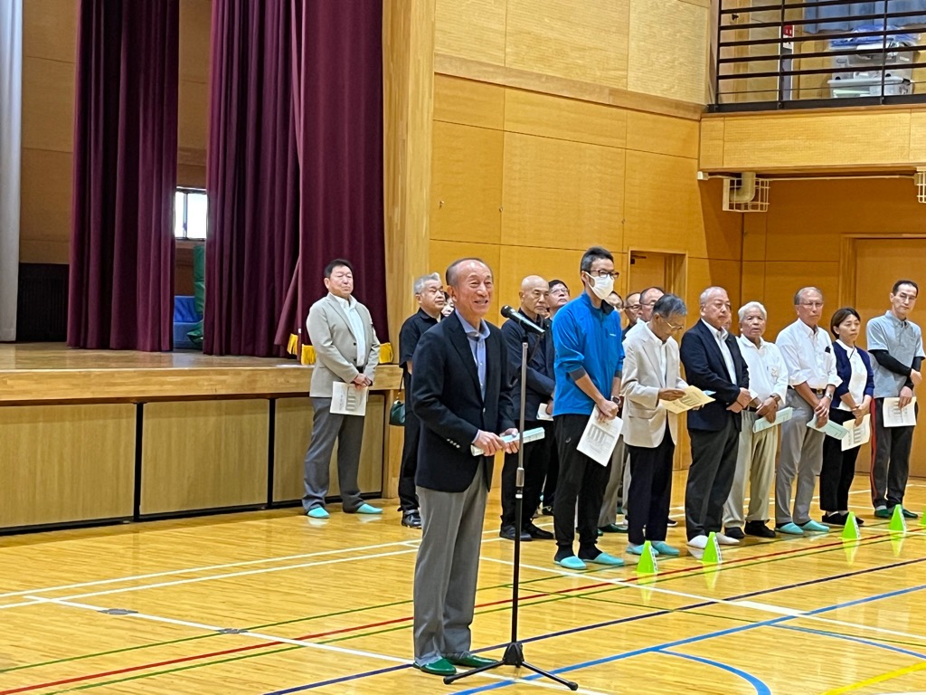 開会式で挨拶をする森平町長