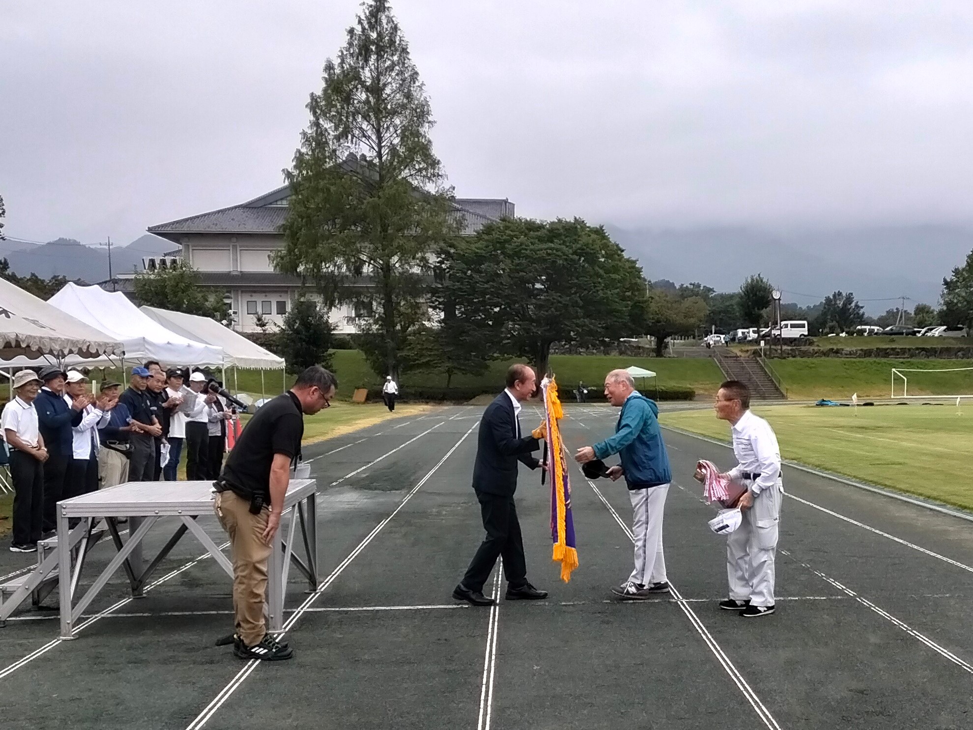 優勝旗・優勝杯の返還(昨年度優勝:造石B)