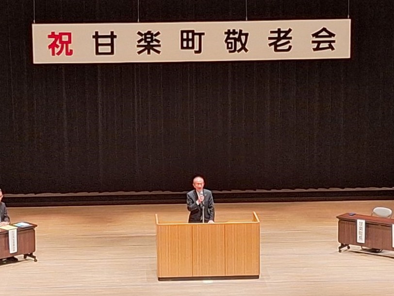 祝辞を述べる森平町長