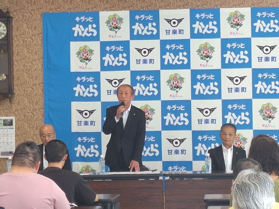 みなさんに挨拶する森平町長