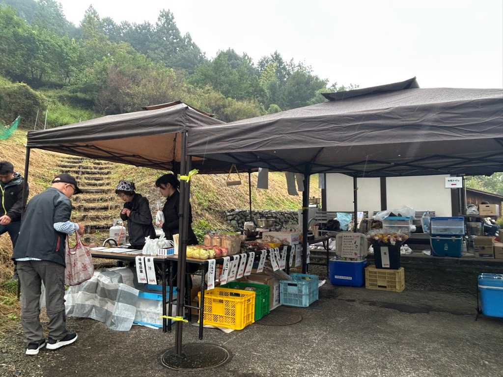 地元の野菜と加工食品の販売