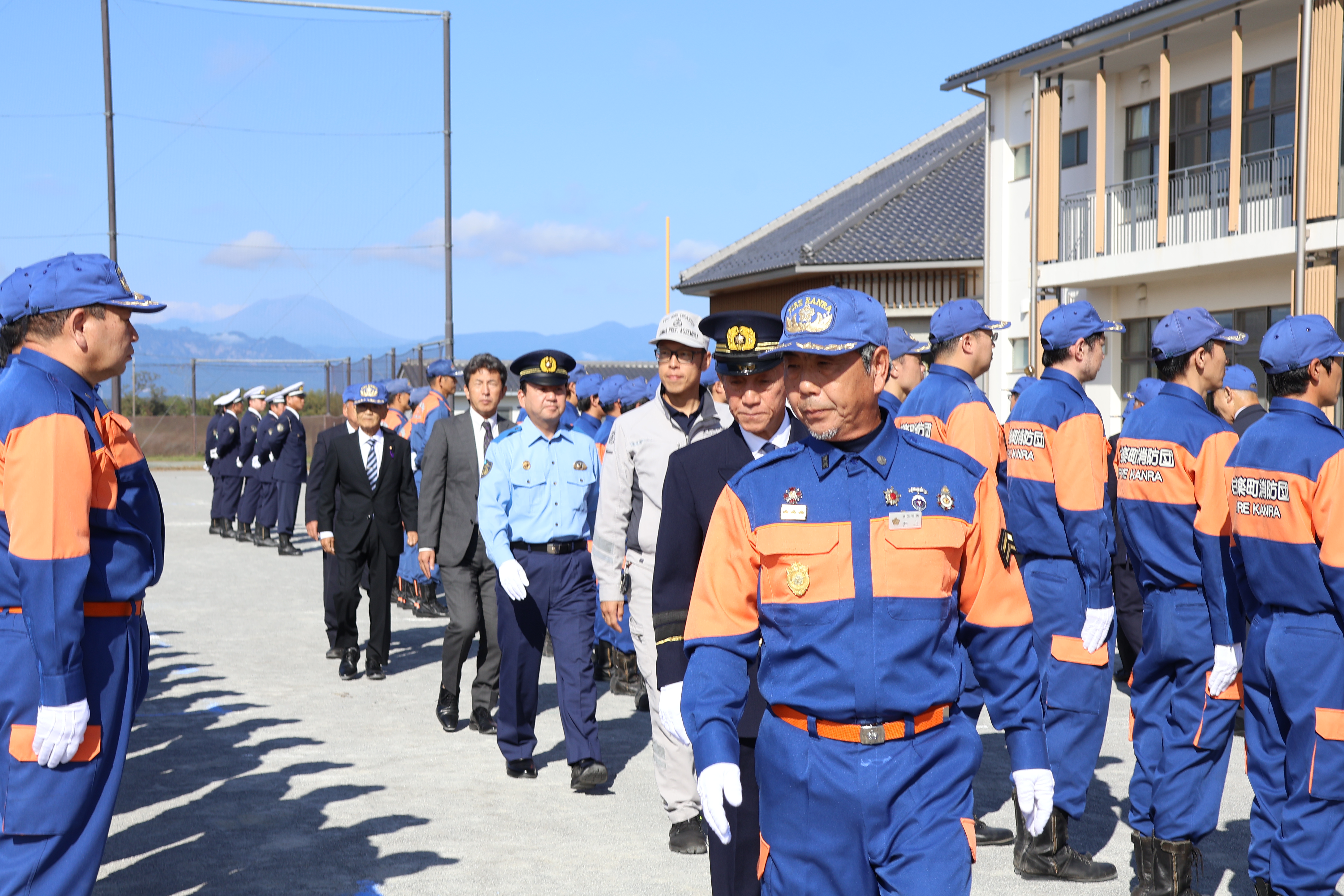 来賓の皆様と一緒に姿勢服装検閲
