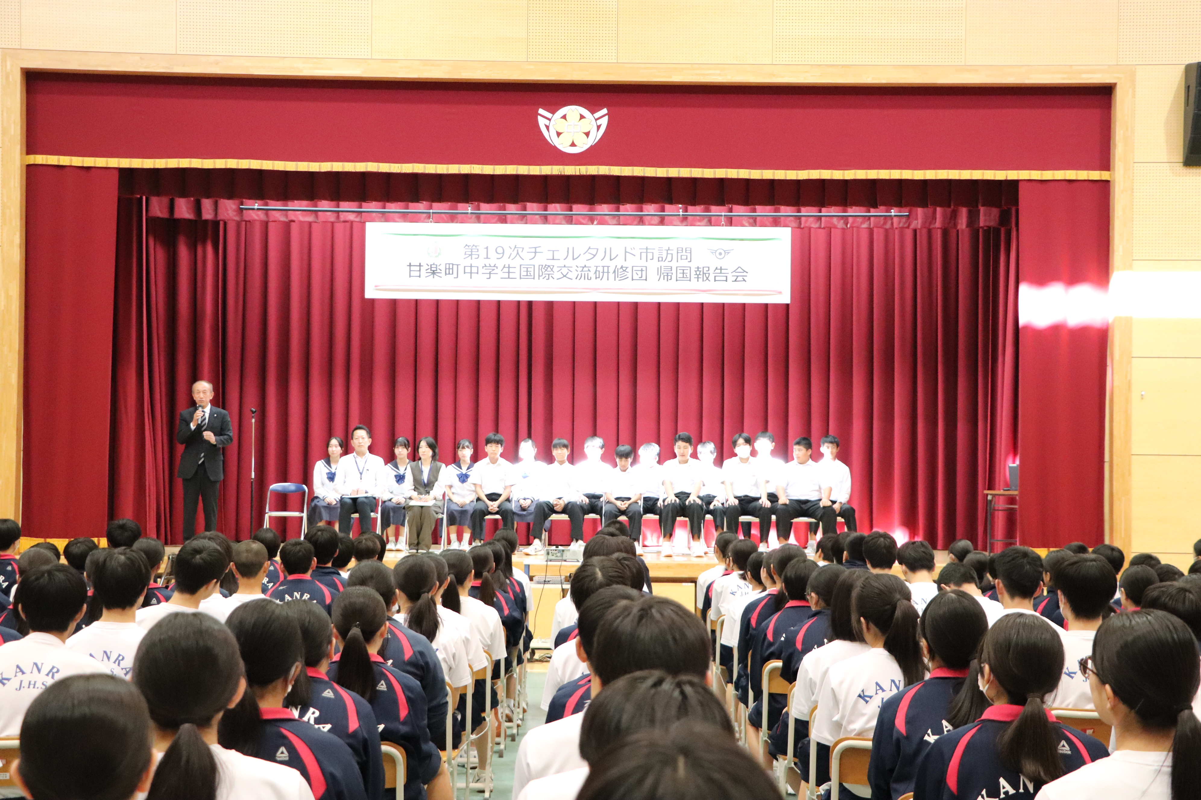 挨拶を行う森平町長（団長として参加）
